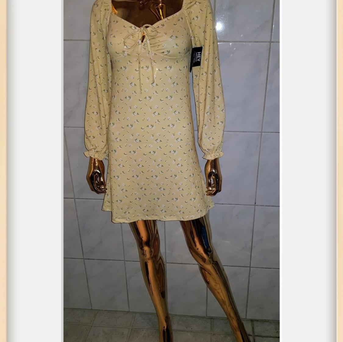 Ny Gul blommig klänning från Nelly 