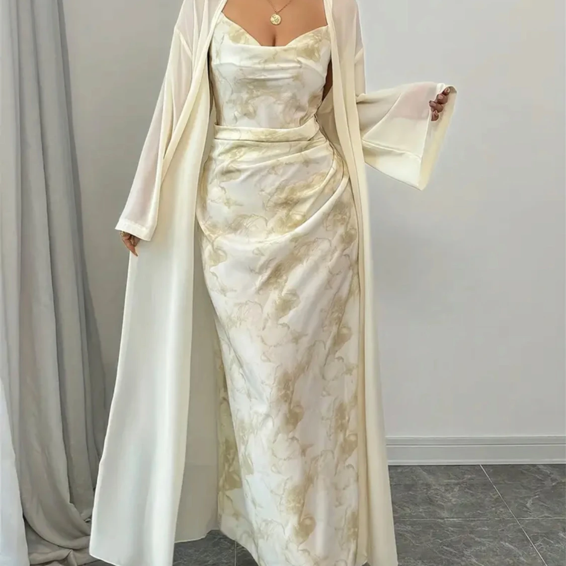 2 sett Champagnefärgad långklänning i satin med koftan