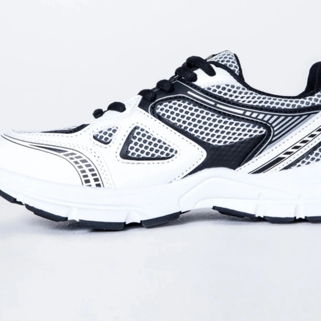 Svarta och vita sneakers med mesh - 2