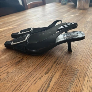 Slingback Menudier - Skinnskor från Rodolpho Menudier med silverspänne.Köpta i Italien , mycket sparsamt använda. Klackhöjd 7 cm. 