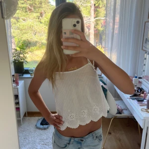 Vit randig linnetopp - Superfin vit linnetopp från H&M Divided. Perfekt för varma dagar och ger en söt look🥰Helt nytt skick eftersom den bara används 1 gång. Skriva för fler bilder eller frågor och kolla min bio för mina standards!