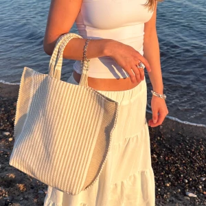 Randig shoppingväska i bomull - Egensydd väska med ett randigt mönster. Passar perfekt till stranden eller affären. Det får plats en vanlig dator i. Ställ gärna frågor! 🩷🌸