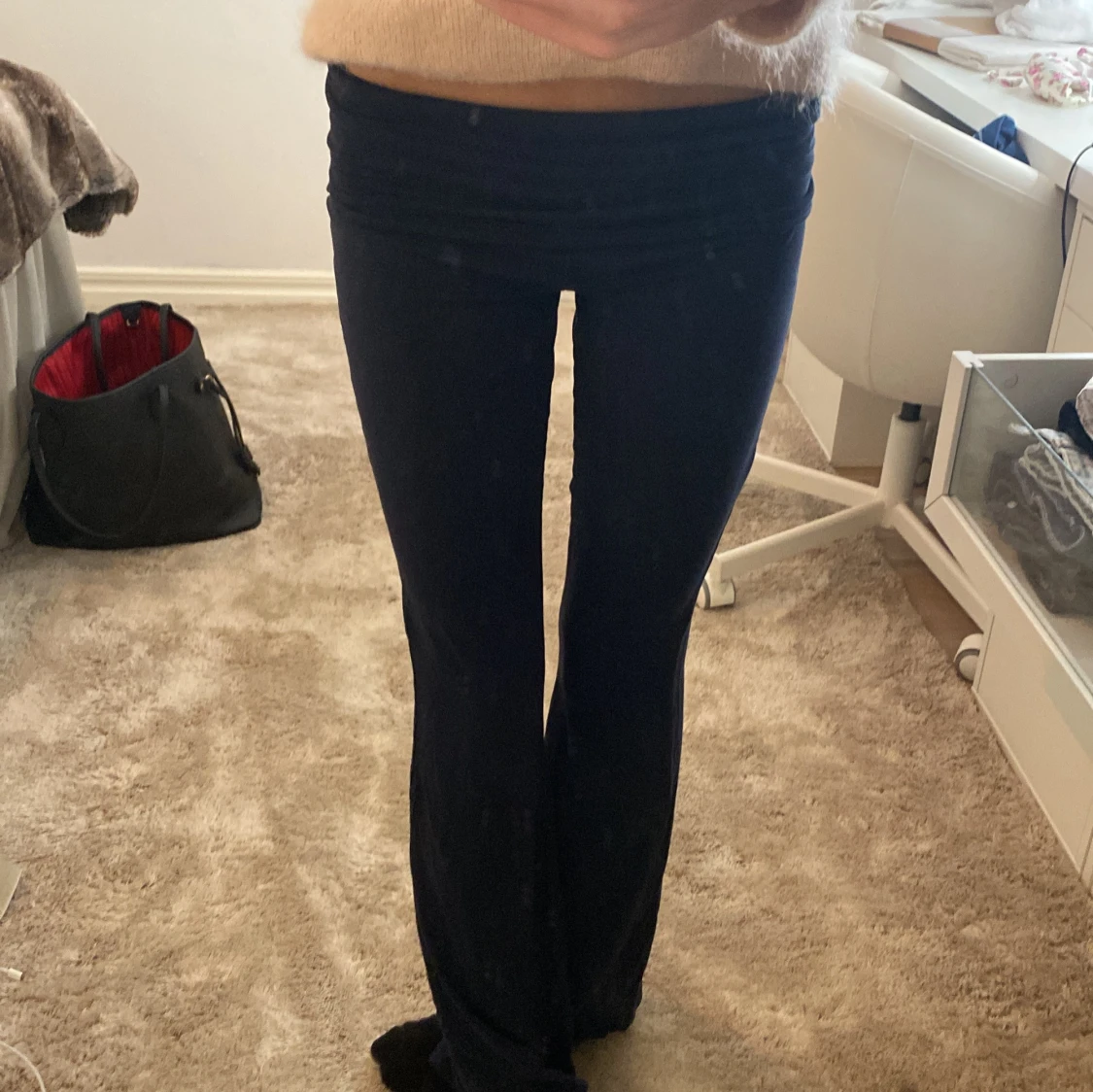 Mörkblå bootcut byxor med låg midja