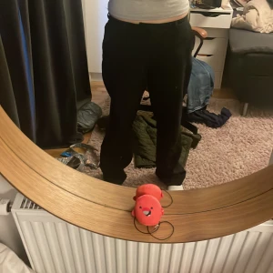 Svarta kostymbyxor från Nelly - Svarta kostymbyxor från Nelly med klassisk rak passform och diskret dragkedja framtill. Byxorna har en stilren look och är tillverkade i ett mjukt tyg som känns bekvämt hela dagen. Perfekta för dig som gillar en clean och enkel stil.