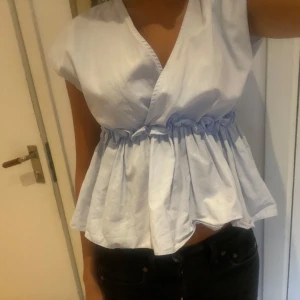 Slutsåld ljusblå zara topp! - Zara topp. Säljs inte längre. Storlek s. Köparennståe för frakten vilket är 66kr. Super söt!!