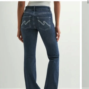 Jättefina bootcut jeans från Nelly - Supersnygga jeans från Nelly, beställde 2 storlekar och behållde dom ena. Jättesnygga! Hör av dig vid frågor💕🫶🏻 Helt nya men har tvättat dom en gång så kan inte lämna tillbaka och har inte kvar förpackningar. Nypris:699