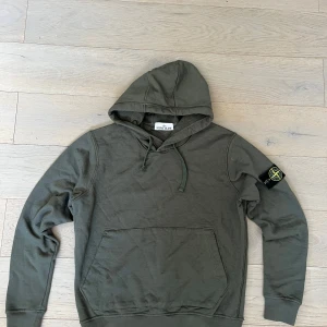 Stone Island hoodie  - Skick: 8/10 (inget synligt tecken på användning)            Färg: Army green                                                             Storlek: S                                                                          Köpt: Köpt på ”Farfetch” (kvitto/orderbekräftelse skickas privat vid önskan)                                              Vid frågor är det bara att höra av sig🤝