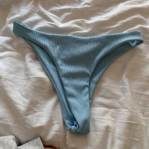 Bikini underdel  - En ljusblå bikini underdel 