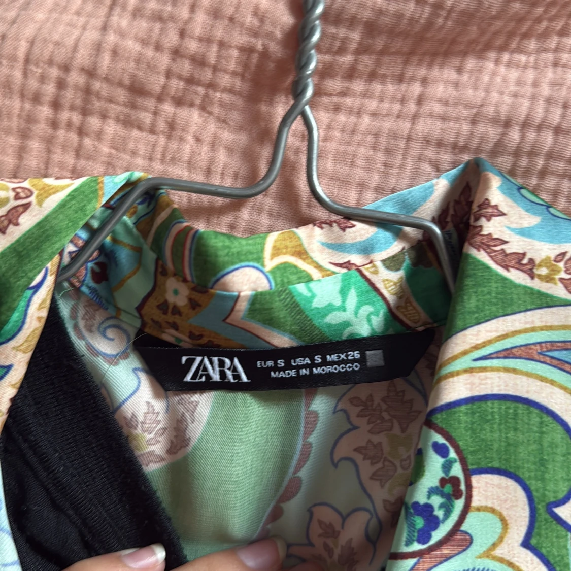 Grön paisleymönstrad skjorta från Zara - 2