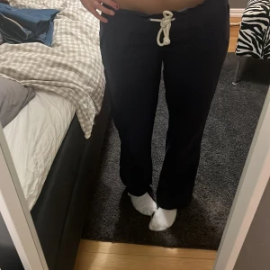 Linnebyxor  - Säljer nu mina linnebyxor ifrån Roxy, de är inte änvönda mycket så är i gott skick däremot en liten skavank (se sista bilden).💕💕💕