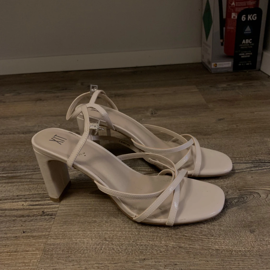 Beige sandaler med klack från XIT