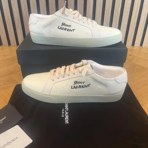 Saint lauren sl/06 42 - Ett par fina skor frän saint laurent i storlek 42, låda, dustbag och korten medföljer, har inte använt dessa skor så mycket. Vill helst sälja de snabbt. Skriv vid nägon fundering, priset kan diskuteras vid snabb affär✅