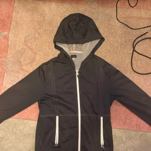 Armani jeans kofta - Armani jeans kofta i storlek XL men sitter som L i passform, använt bara några gånger, köptes för 1399kr, pris kan diskuteras!! Tveka inte att skriva!!