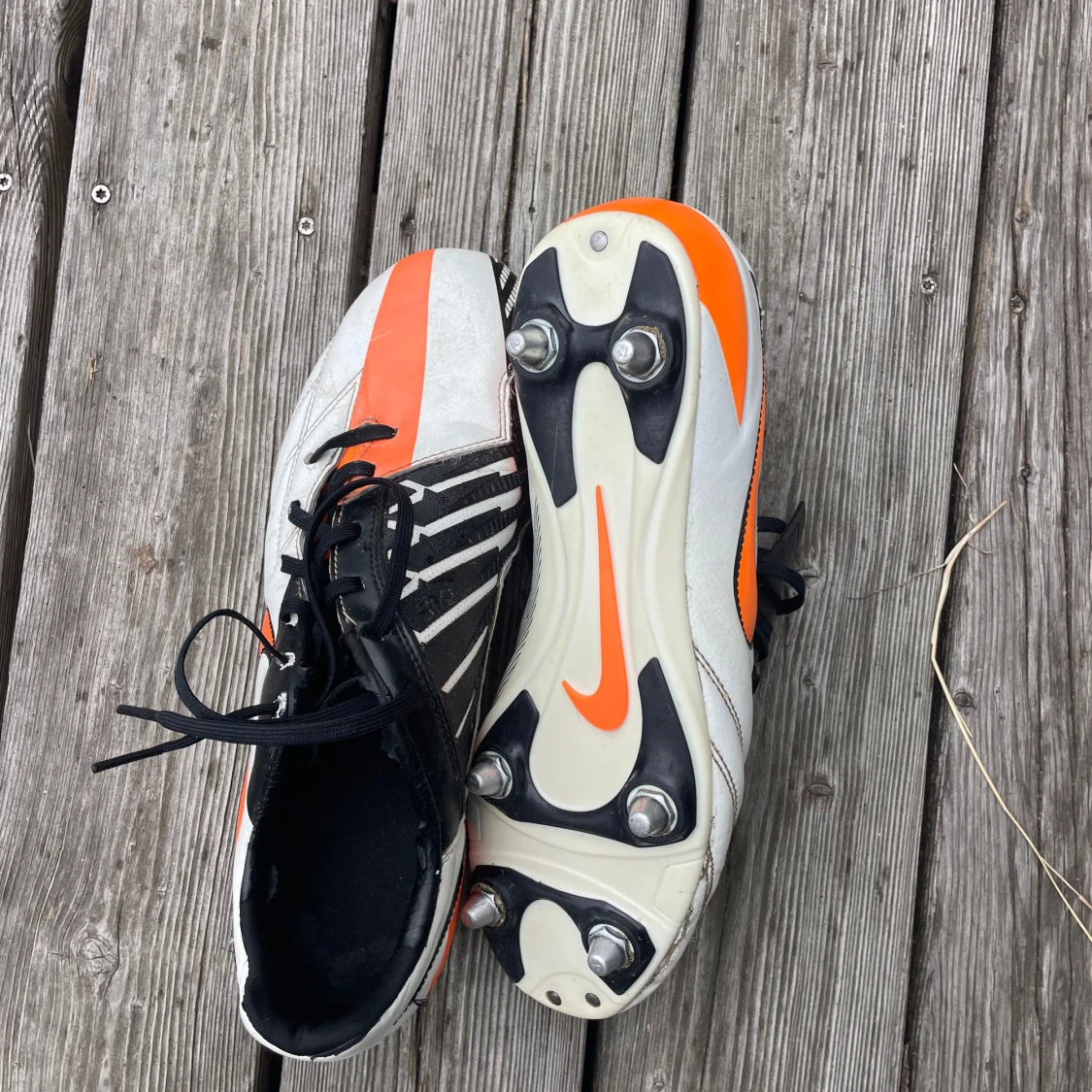 Nike fotbollsskor i svart, vitt och orange - 1