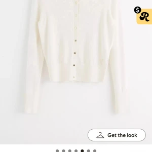 Vit kofta från lindex (holly&whyte) med guldknappar - Vit, tunn och stilren kofta från lindex (holly&whyte) med långa ärmar och snygga guldfärgade knappar framtill. Koftan är ribbad vid muddar och nederkant, perfekt för lager-på-lager och enkel att matcha med allt.