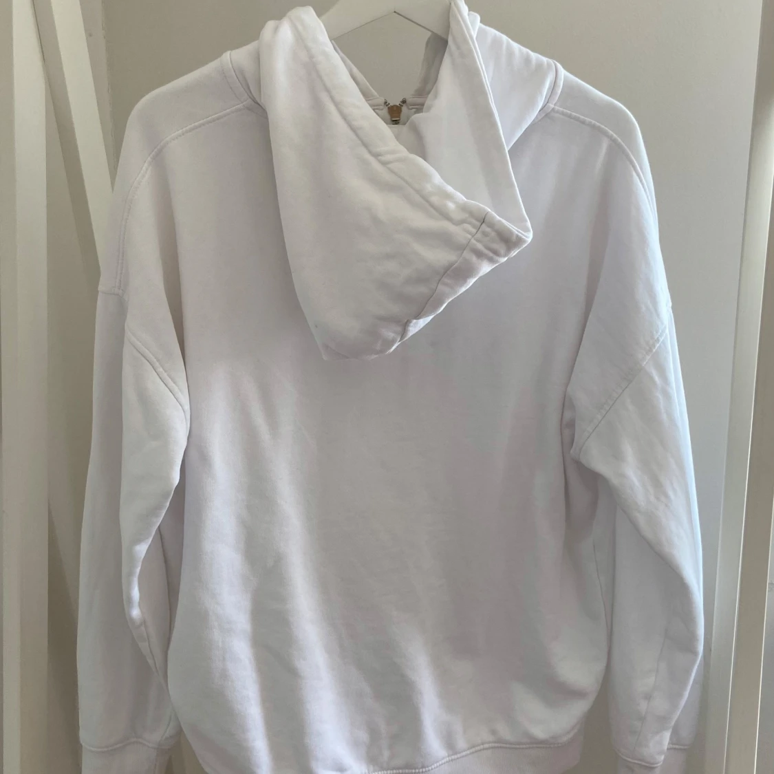 Vit hoodie med dragkedja från BikBok - 1