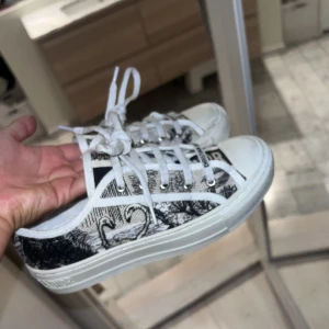 Dior walk n sneakers - Så fina i storlek 37, säljes då de är för stora! Dustbag finns🩷 däremot är kvittot borttappat därav pris, köptes på Nathalie Schutermans pre owned för 4 år sedan. Pris kan diskuteras vid snabb affär