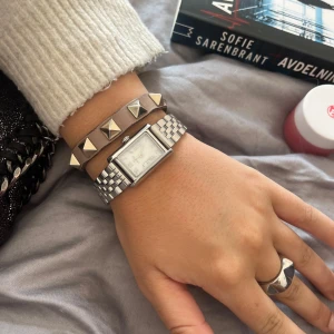 Valentino armband  - Säljer mitt älskade valentino armband då de ej kommer till användning, köptes för ett tag sen och är ganska säker på att den inte går att få tag på i denhär färgen, den är lite sliten på baksidan som man ser men inget så märkbart💕 Kan mötas upp i stockholm 