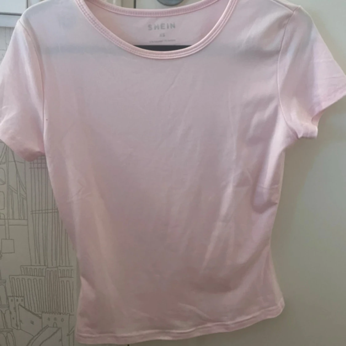 Ljusrosa t-shirt från SHEIN