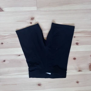 Svarta cykelshorts i bomull - Svarta cykelshorts med midwaist passform. De är tillverkade i mjuk bomull och har en enkel, stilren design utan synliga detaljer. Perfekta för träning eller chill dagar.