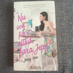 Nu och för alltid, Lara Jean - Sista delen i den populära trilogin om Lara Jean! Perfekt för dig som gillar romantik, high school-drama och att följa med på resan mot vuxenlivet. En mysig och spännande bok om kärlek, vänskap och nya utmaningar. Kan mötas upp i Trollhättan eller Alingsås. Kan skickas men då tillkommer en fraktkostnad.