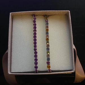 Två färgglada armband med stenar - Säljer två smala armband med färgglada stenar. Priset är för båda. Skriv vid frågor ❤️