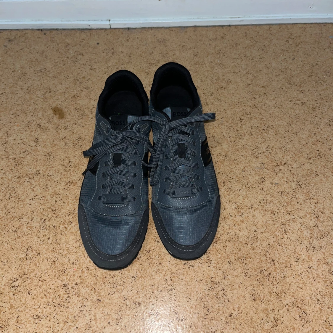 Mörkgrå/blå sneakers från BOSS