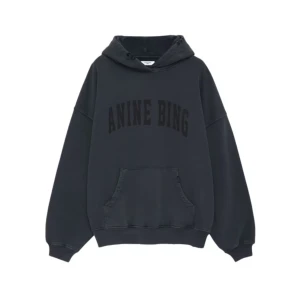 Svart oversized hoodie Anine Bing - Säljer en svart oversized hoodie från Anine Bing med stor huva och magficka. Tröjan har tryckt logga framtill och breda muddar vid ärmslut och nederkant. Perfekt för en chill och avslappnad stil.