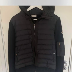Moncler cardigan - Authentic Moncler cardigan in very good condition. Size medium, more information in private messages 