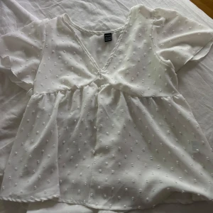 Vit blus med v-ringning från Shein - Söt vit blus från Shein med v-ringning och korta ärmar💞