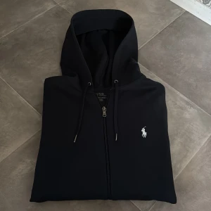 Ralph Lauren zip GE PRISFÖRSLAG  - Skick: 9/10 | Storlek: XS | Passar perfekt för dig som är 165-175 | Nypris: 2195 | Mitt pris: Ge prisförslag | Köpt på Zalando | Kvitto finns | Hör av er vid frågor. 