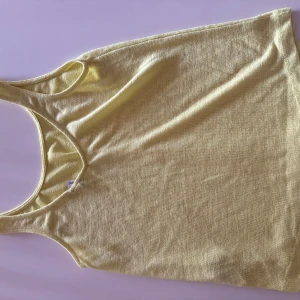 Gul linnetopp från Gina Tricot - Mjuk tunn topp från Gina tricot 