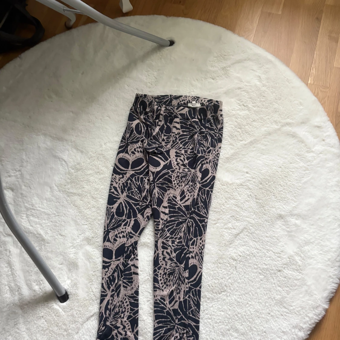 Svarta leggings med blommigt mönster