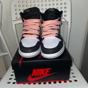 Nike Air Jordans 1 high og ”bleached coral” 2021 - Jag är rullstolsburen och har bara använt dessa ett fåtal gånger så skicket är överdrivet bra (som du ser på bilden). Kvitto från footlocker och og box.