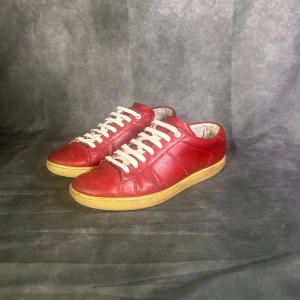 Saint laurent SL/03 sneaker - fint skick | Size 41  | fraktar spårbart inom 24 timmar |  för att köpa klicka ” köp nu” | vid frågor skriv ett meddelande | bara skorna medföljer |