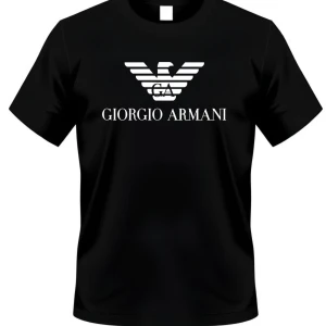 Svart Giorgio Armani t-shirt - Svart t-shirt från Giorgio Armani med ikoniskt vitt logotryck framtill. Klassisk passform med rund hals och korta ärmar. Perfekt för dig som vill ha en stilren och trendig look med exklusiv känsla.