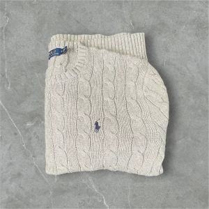Beige kabelstickad tröja Polo Ralph Lauren - Kabelstickad beige tröja från Polo Ralph Lauren med klassisk rund halsringning och broderad marinblå logga på bröstet. Tröjan är långärmad och har ribbade muddar och nederkant. Perfekt för dig som gillar en clean och tidlös look. Nypris ca 3000 mitt pris 549‼️ skick 8/10 Size M. Bara att höra av er om ni har några funderingar eller frågor💯
