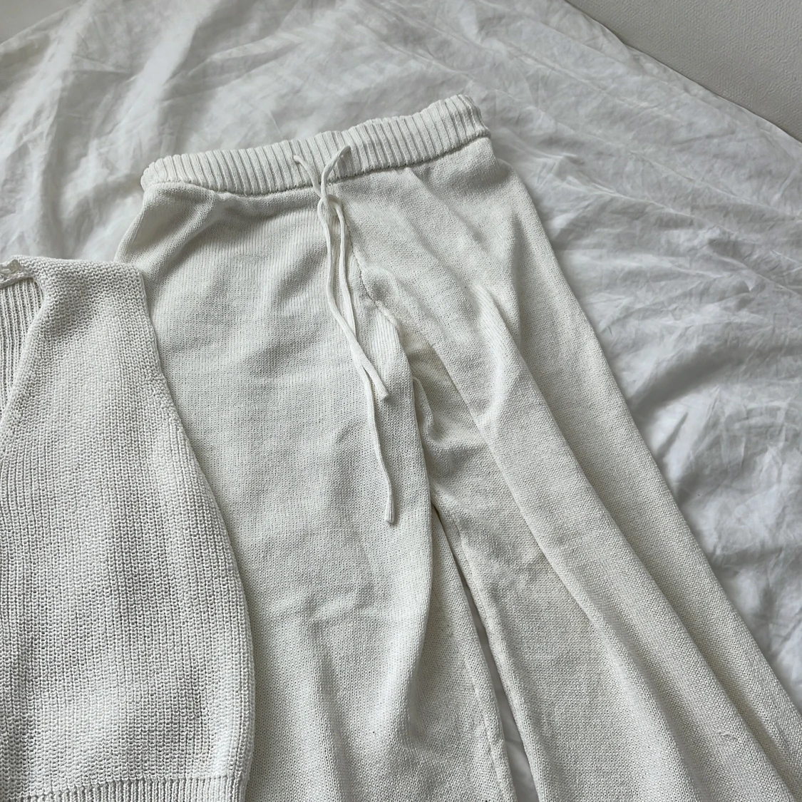 Vit stickad väst med knappar - 2