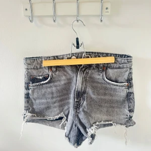 Grå jeansshorts med fransig kant - Jättesnygga grå jeansshorts från Zara men som tyvärr blivit för små för mig💕
