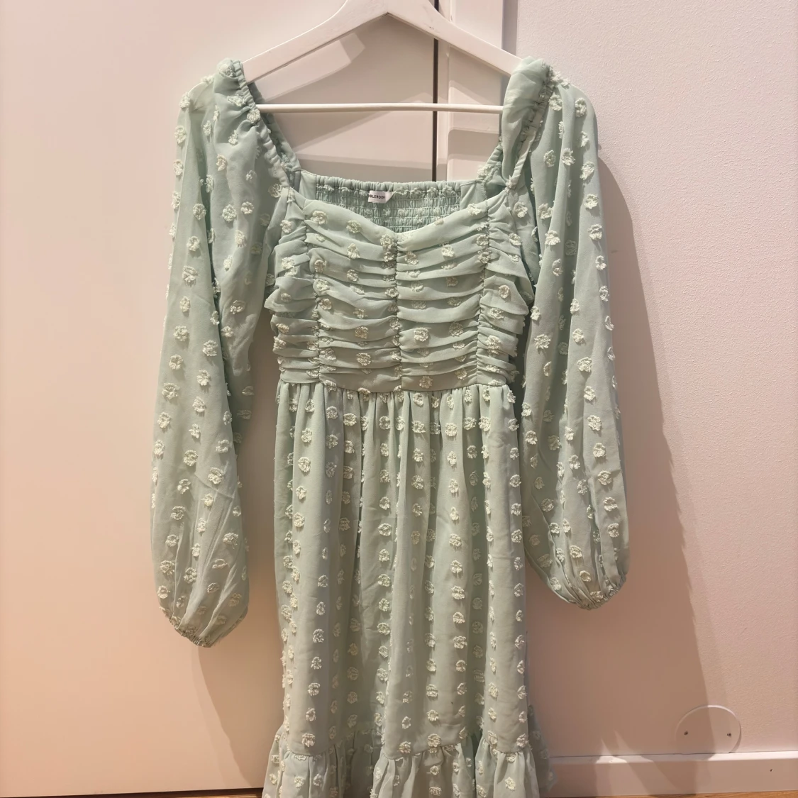 Mintgrön blommig långklänning - 1