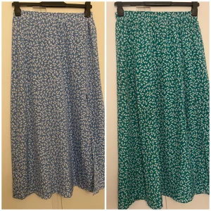 Blommiga långkjolar från SHEIN - Två flowy långkjolar från SHEIN i storlek Petite M. Ena är blå med vita småblommor och har en slits, den andra är grön med samma vita blommönster. Perfekta för en chill sommarlook, båda i lätt och mjukt material som känns skönt mot huden.