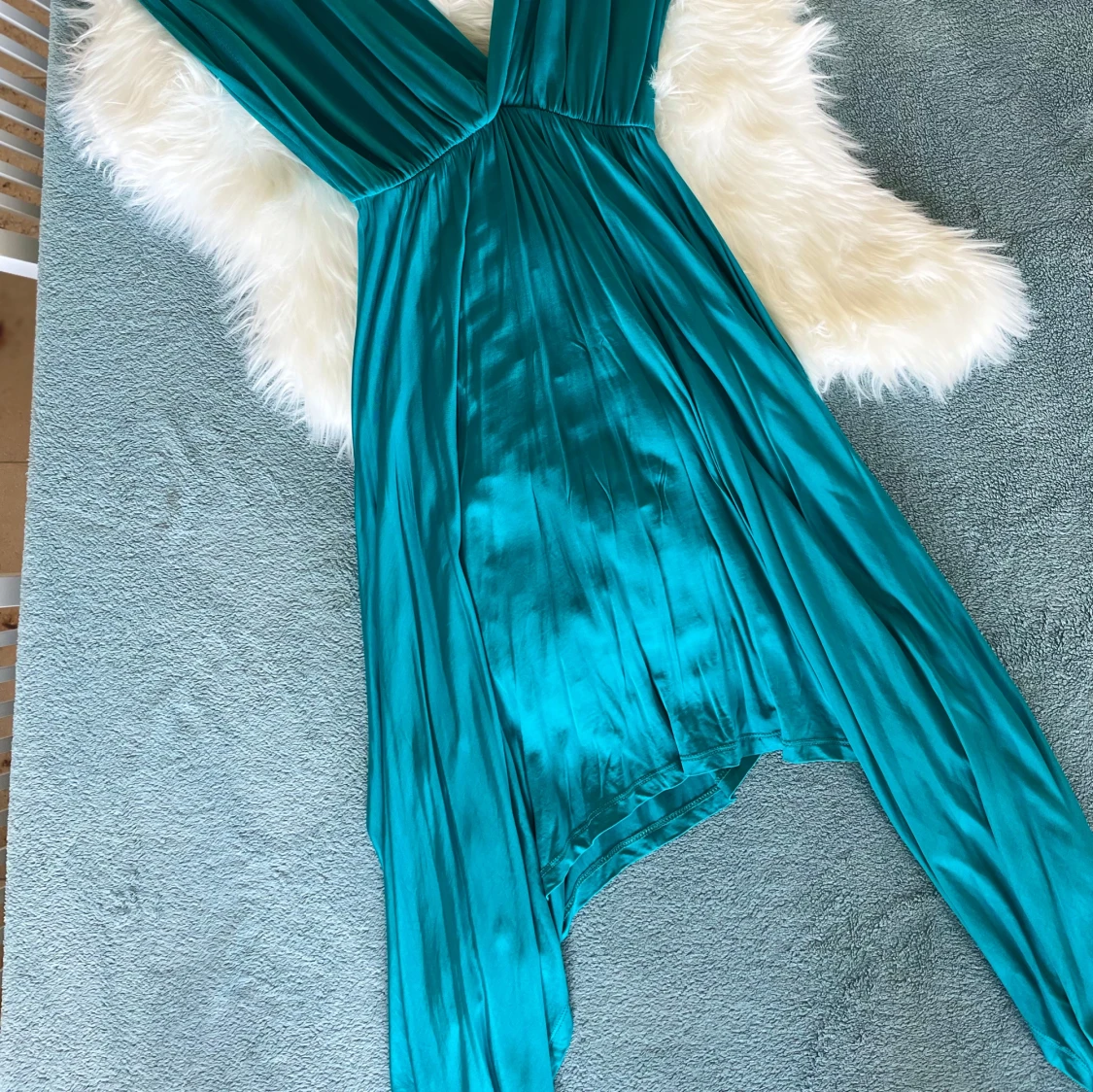 Turkos långklänning med v-ringning - 2