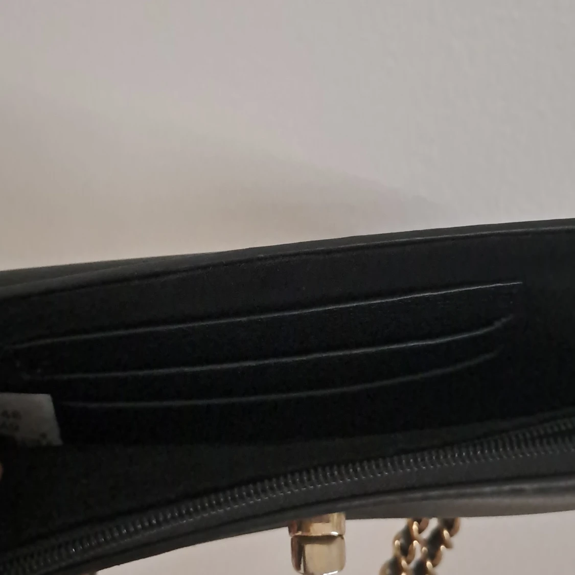 Svart quiltad axelväska med guldkedja - 3