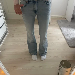 Lågmidjade weekday jeans - Säljer mina oanvända weekday jeans då de är för stora. Jättefina och sköna! Står ingen storlek men skulle gissa på 28/38/M. Skriv för mått💕