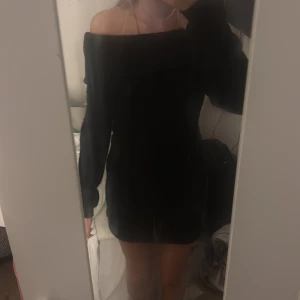 ribbstickad klänning - säljer min ribbstickade klänning från h&m. använd 2 gånger och i bra skick!💞jätte fin till hösten eller en sommarkväll💞
