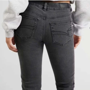 Grå bootcut jeans från Junkyard - Snygga grå jeans från Junkyard med bootcut passform. Jeansen har klassisk femficksdesign, bälteshällor och dragkedja med knapp. Materialet är mjukt denim som sitter skönt. Aldrig använda!💕 Nypris är 600kr