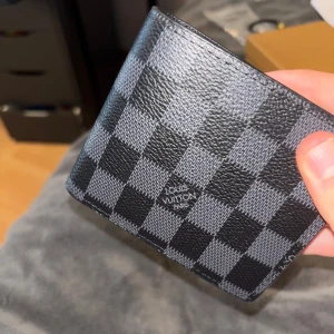Svart plånbok - Säljer nu min plånbok pågrund av att jag inte använder den längre står bara och samlar damm här hemma så säljer den vidare först till kvarn pris kan alltid diskuteras vid snabb och smidig affär