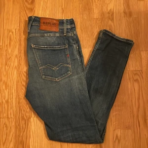 Replay Anbass - Säljer nu dessa snygga jeans från replay, modellen heter anbass och är i storlek 30/32. Bara höra av er vid frågor eller funderingar. Pris kan diskuteras!