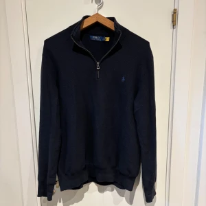 Ralph Lauren Half Zip - Säljer en zip från Polo Ralph Lauren i storlek L. Zipen är i bra skick och inga defekter. Vid frågor och funderingar är det bara att höra av sig:)