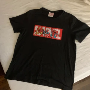 Marvel t-shirt - I storlek Herr M använd några gånger ”bild 2 och 3” har  spruckit under tvätten.